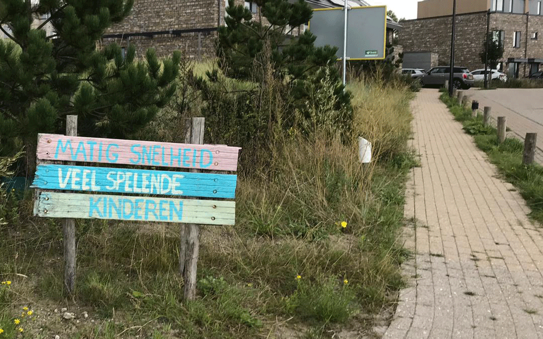 Samen met de buren verkeersborden maken